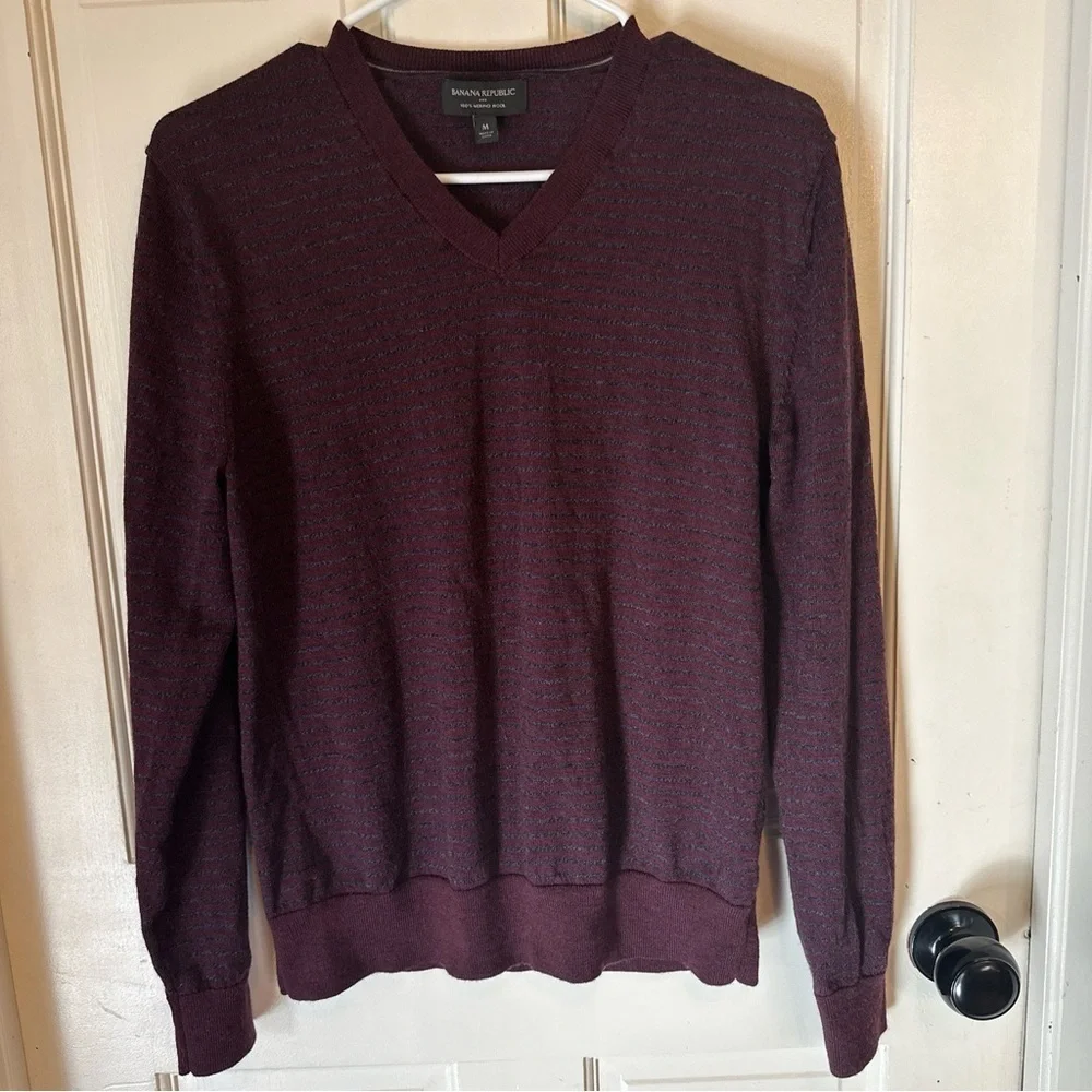 Banana‎ Republic - 100% Merino wool V Neck Sweater - - Size M purple/maroon